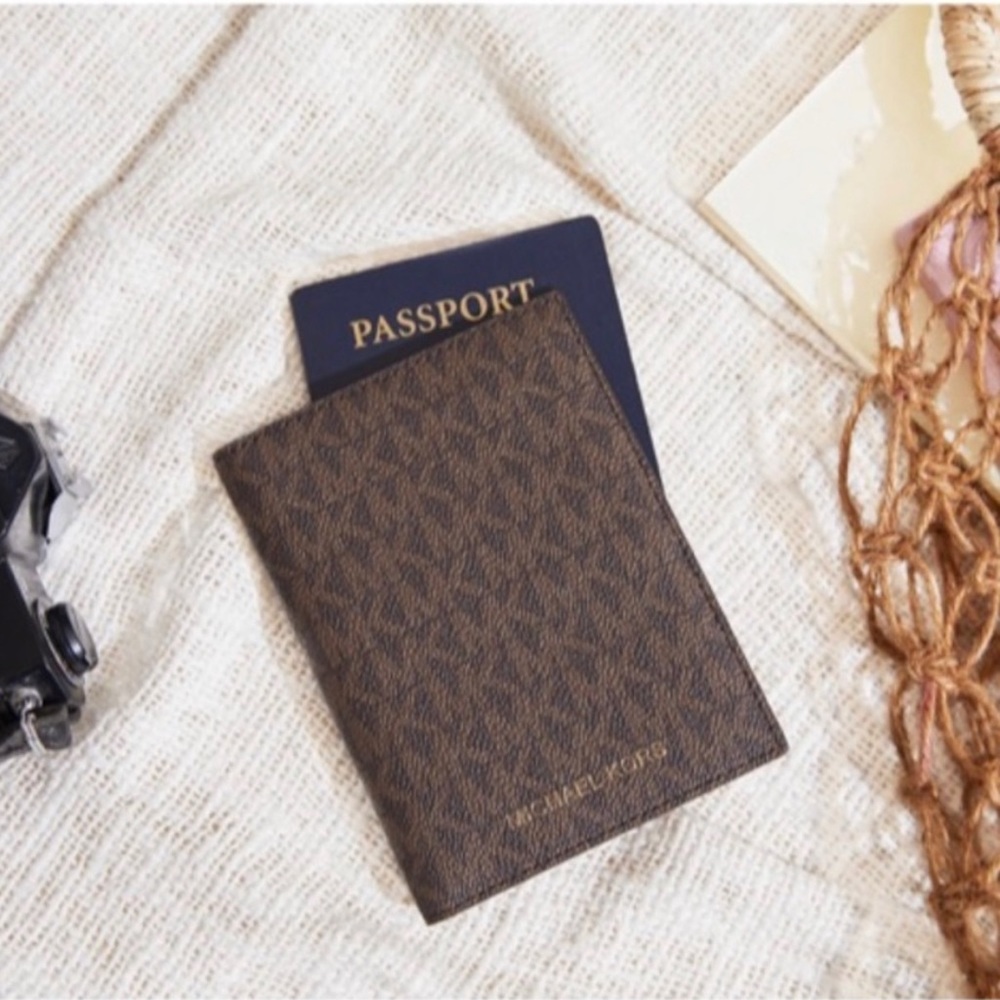 NWOT Michael Kors Bedford Travel Passport Wallet